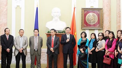 Cộng đồng liên hoan chào mừng năm mới