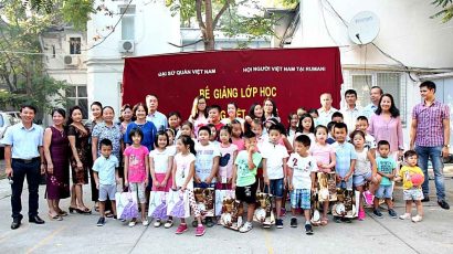 Bế giảng lớp tiếng Việt hè 2016