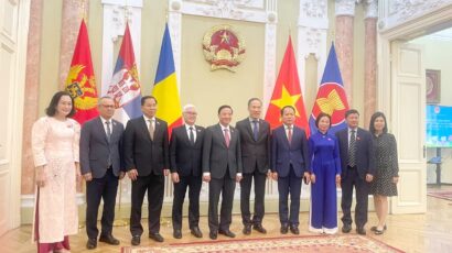 BV  – Phó Chủ tịch Quốc hội Nguyễn Khắc Định thăm Đại sứ quán và gặp gỡ cộng đồng người Việt Nam tại Romania