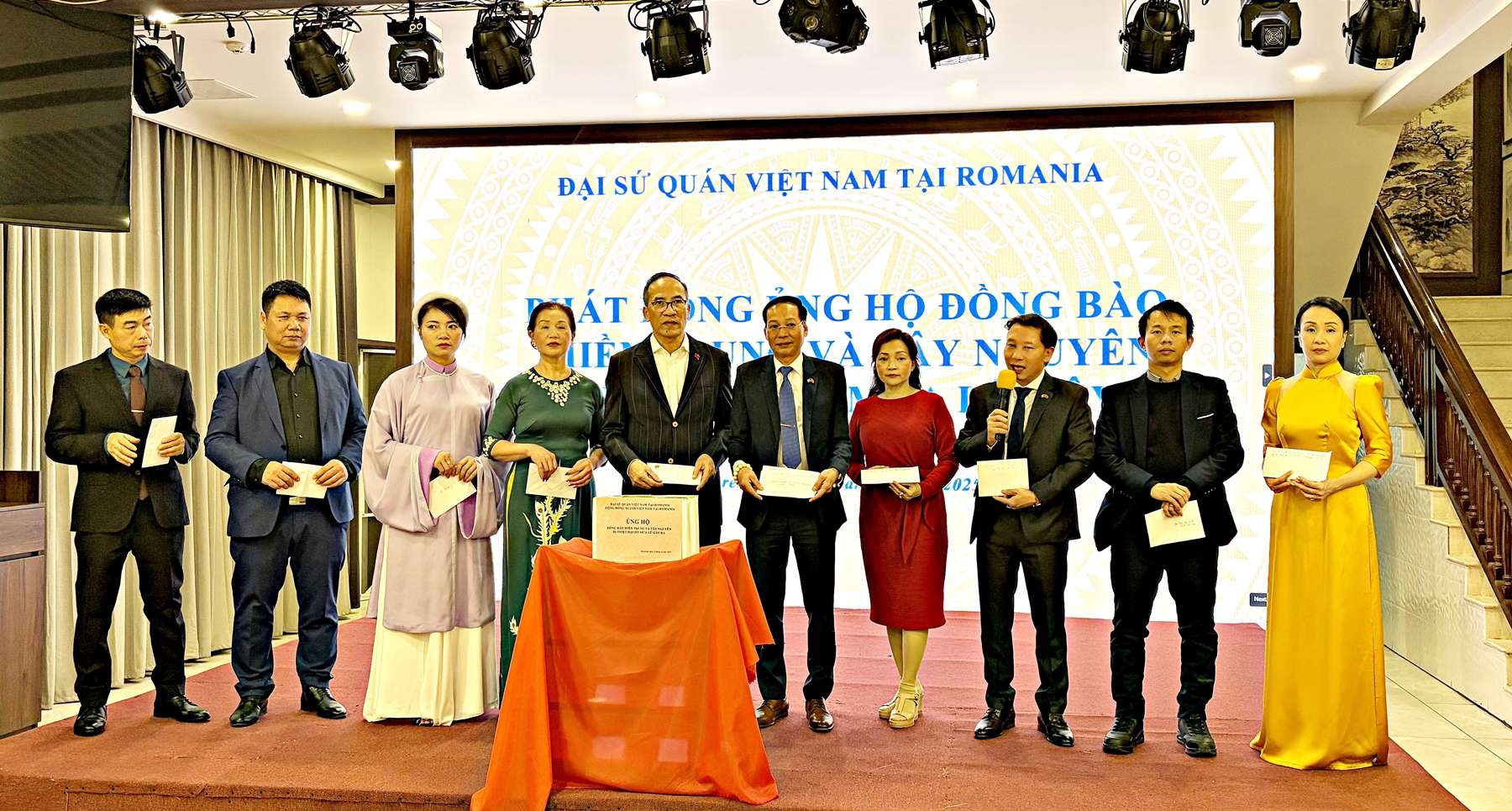 Quyên góp ủng hộ đồng bào